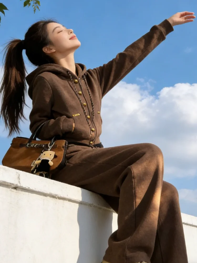 Зимний модный повседневный спортивный костюм-двойка для женщин: свитшот и брюки с широкими штанинами. Элегантность и комфорт, тепло.
Зимний модный повседневный спортивный костюм-двойка для женщин: свитшот и брюки с широкими штанинами. Элегантность и комфорт, тепло.