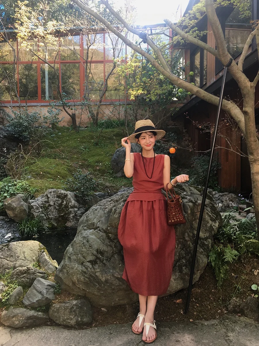 Летний модный комплект MUKOK: легкий льняной топ с плиссировкой и юбка-бутон с цветочным узором
Летний модный комплект MUKOK: легкий льняной топ с плиссировкой и юбка-бутон с цветочным узором