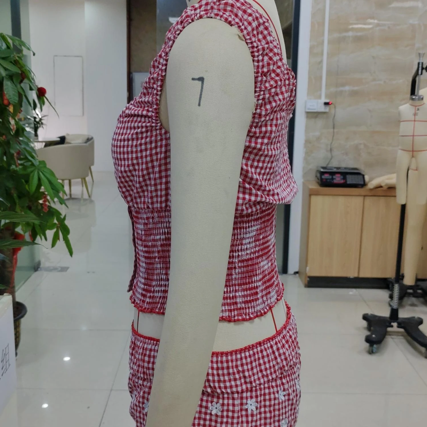 Винтажные женские летние комплекты из 2 предметов без бретелек, топы на пуговицах спереди с клетчатым принтом + шаровары с цветочным принтом, шорты
Винтажные женские летние комплекты из 2 предметов без бретелек, топы на пуговицах спереди с клетчатым принтом + шаровары с цветочным принтом, шорты