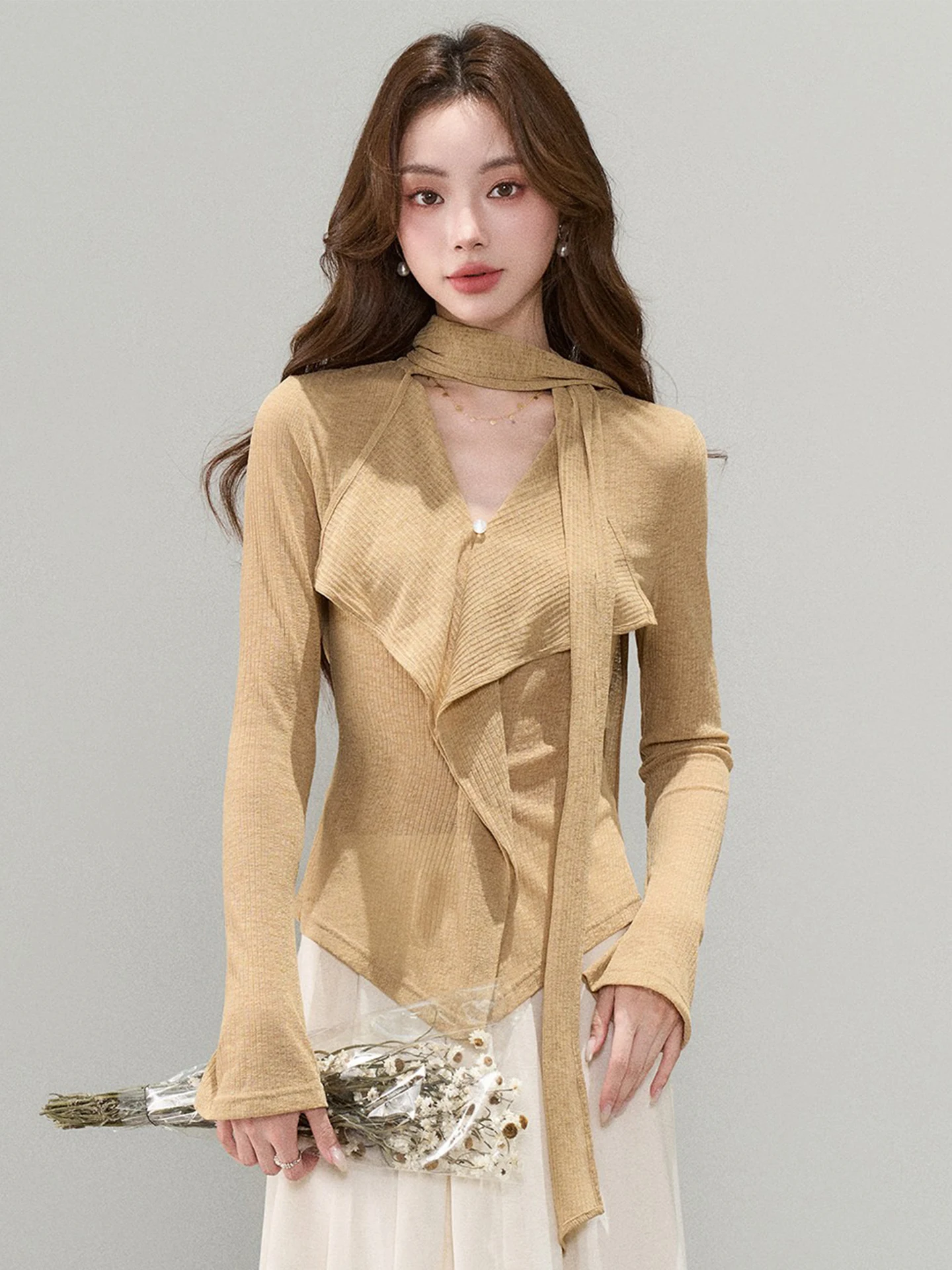 French Style Slim Fit Long Sleeve Knitwear V-Neck Irregular Design Bell Sleeve Kaki Color Top for Women Daily Wear
French Style Slim Fit Long Sleeve Knitwear V-Neck Irregular Design Bell Sleeve Kaki Color Top for Women Daily Wear