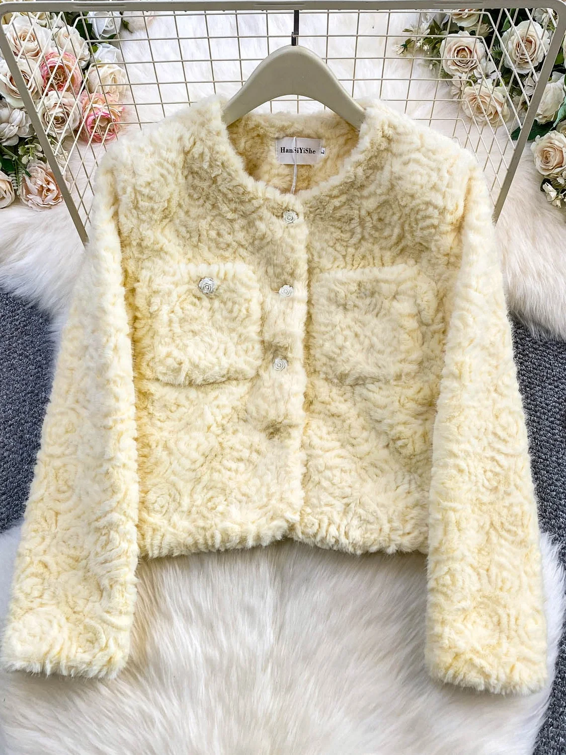 Стильное короткое пальто из вельвета с круглым вырезом на пуговицах, женское зимнее модное пальто с цветочным узором, утепленное, для повседневной носки, с эффектом омоложения
Стильное короткое пальто из вельвета с круглым вырезом на пуговицах, женское зимнее модное пальто с цветочным узором, утепленное, для повседневной носки, с эффектом омоложения