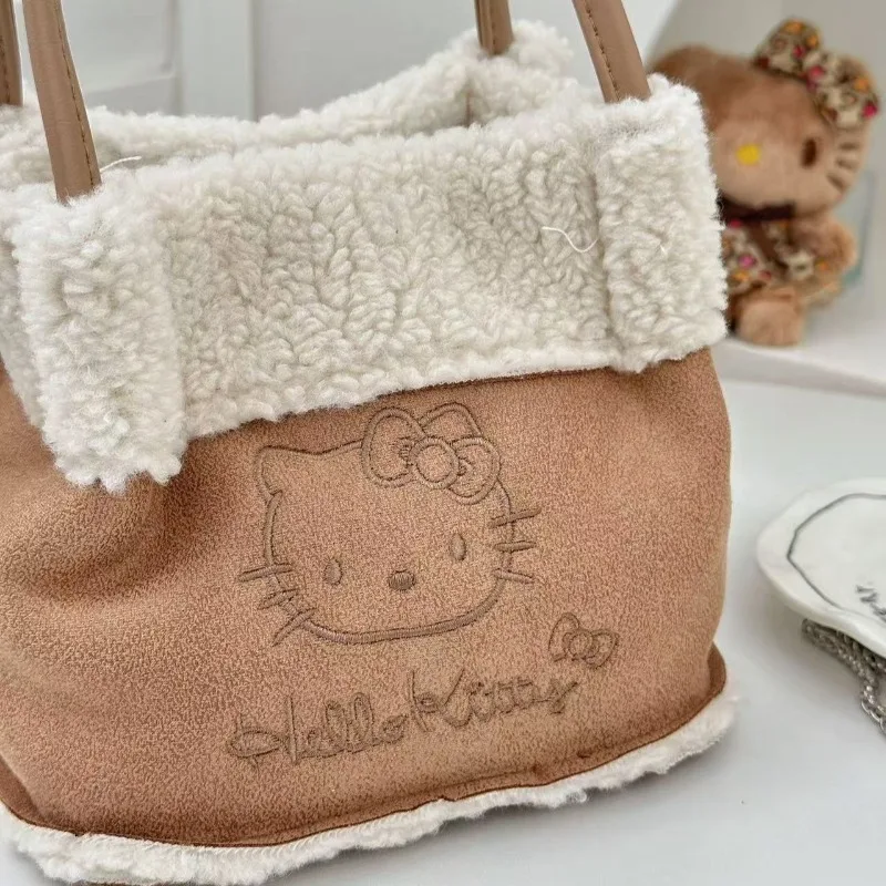 Сумка-ведро Sanrio Kawaii из замши с зимним дизайном, Hello Kitty, корейская, на плечо, милая мультяшная, праздничный подарок
Сумка-ведро Sanrio Kawaii из замши с зимним дизайном, Hello Kitty, корейская, на плечо, милая мультяшная, праздничный подарок