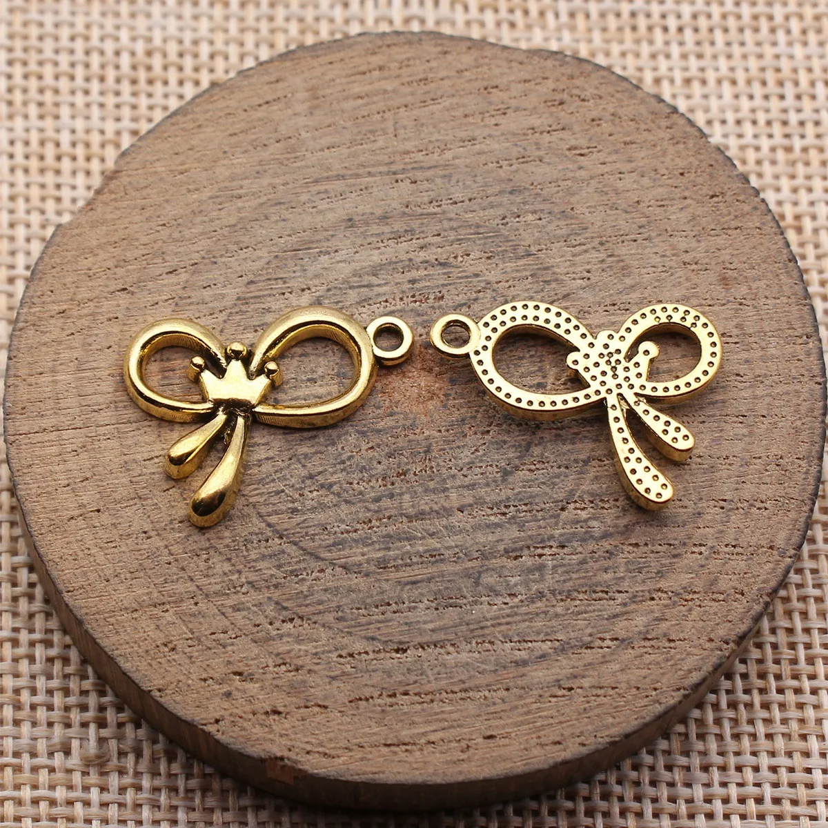 40 шт. 23x17 мм (0,91x0,67 дюйма) 3 цвета: античное золото, античное серебро, золото KC, подвески-шармы в форме короны и банта
40 шт. 23x17 мм (0,91x0,67 дюйма) 3 цвета: античное золото, античное серебро, золото KC, подвески-шармы в форме короны и банта