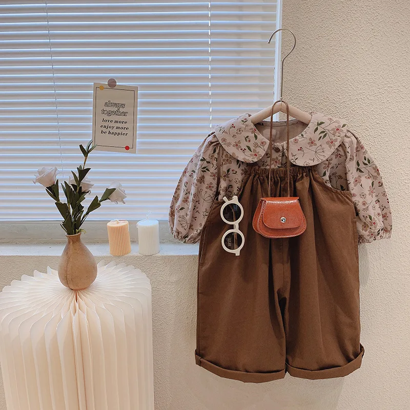 2024 Autumn New Children's Wear Girl's Korean Edition Fragmented Flower Doll Neck Top With Strap Pants Set
2024 Autumn New Children's Wear Girl's Korean Edition Fragmented Flower Doll Neck Top With Strap Pants Set