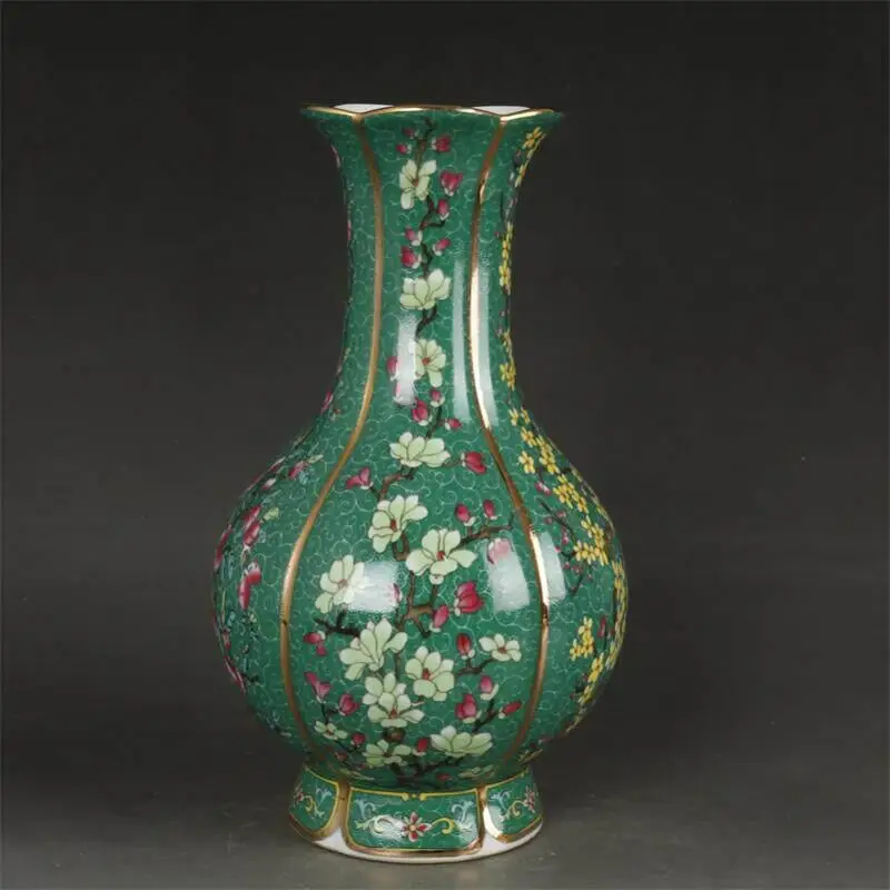 Antique porcelain Qianlong enamel vase Chinese style classical home living room Desktop decoration handicraft
Antique porcelain Qianlong enamel vase Chinese style classical home living room Desktop decoration handicraft