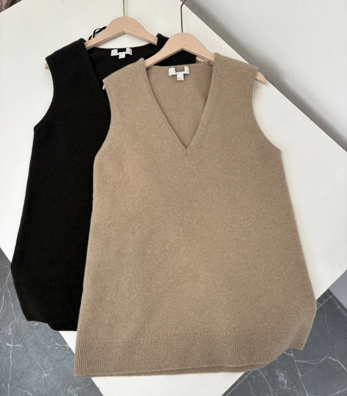 Вязаный жилет CS890 с V-образным вырезом, цветной, из смесовой шерсти, для многослойных образов, мягкий, женский, модный трикотаж
Вязаный жилет CS890 с V-образным вырезом, цветной, из смесовой шерсти, для многослойных образов, мягкий, женский, модный трикотаж