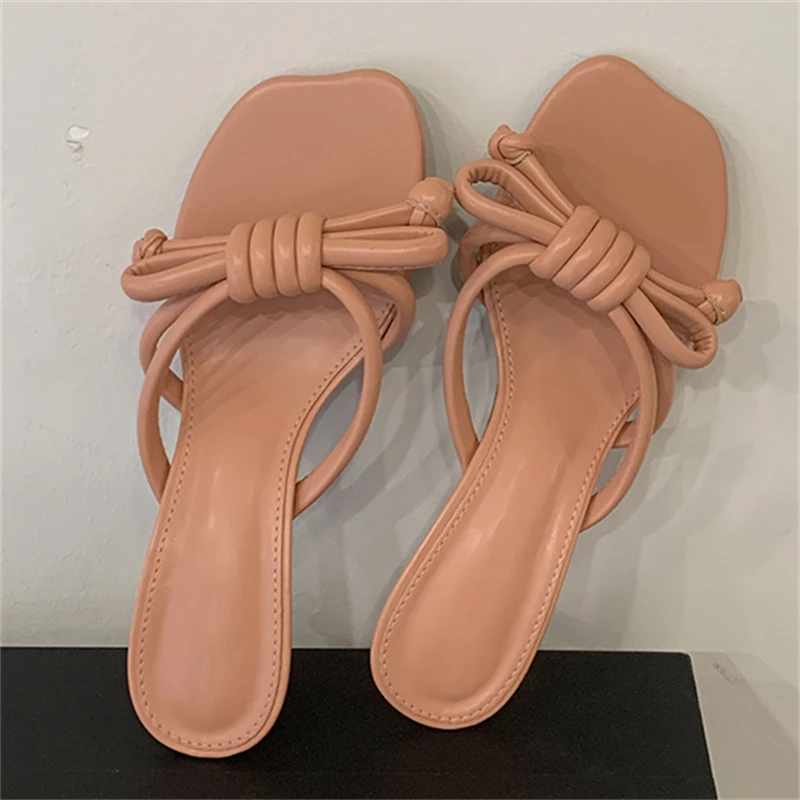 Новые модные женские шлепанцы Eilyken с открытым носком, дизайнерские туфли с узким ремешком и бабочкой, на низком каблуке, летние женские сандалии
Новые модные женские шлепанцы Eilyken с открытым носком, дизайнерские туфли с узким ремешком и бабочкой, на низком каблуке, летние женские сандалии