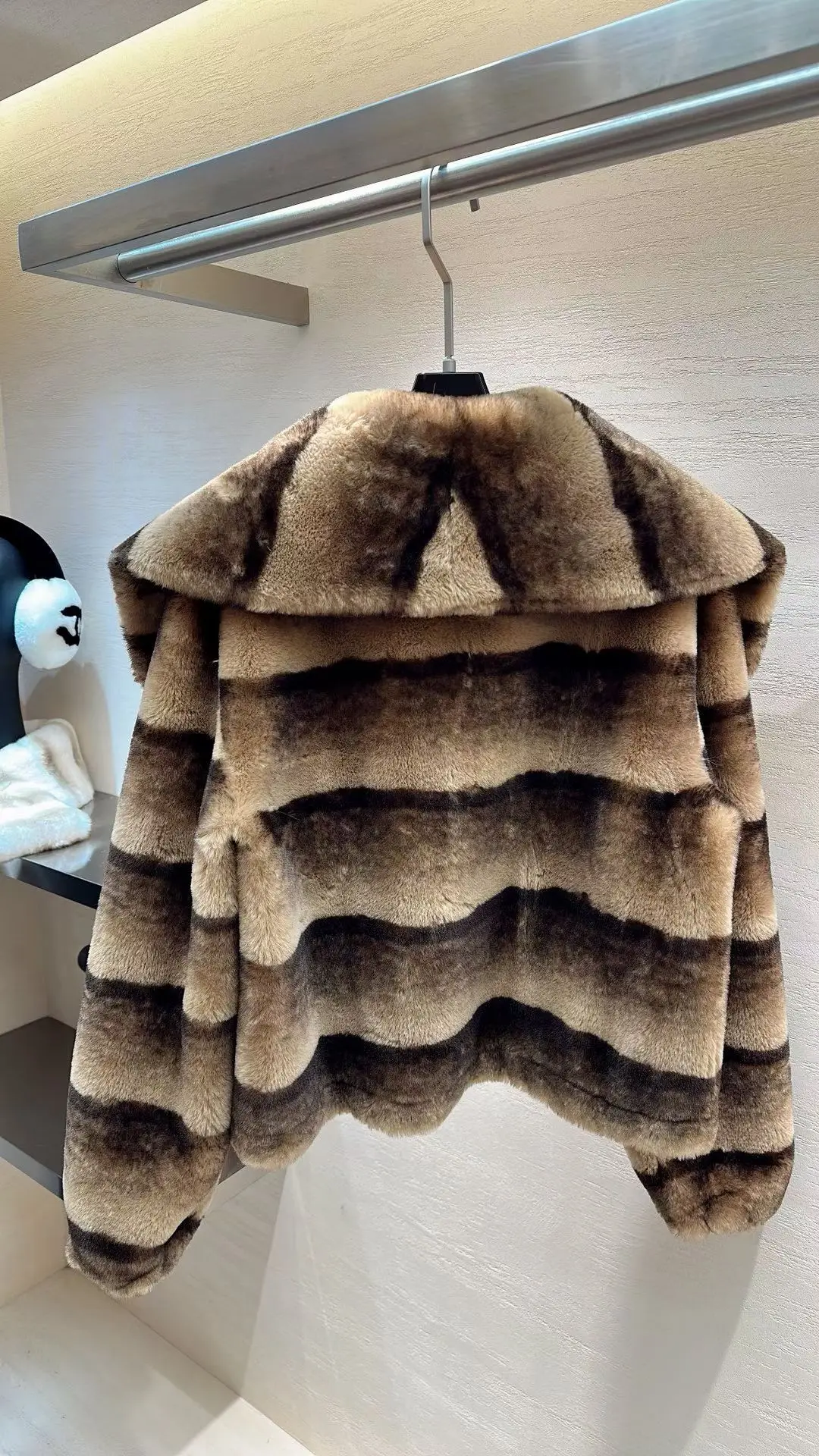 Осенне-зимняя новая стильная французская элегантная классическая полосатая экологически чистая женская одежда с большим воротником и мехом
Осенне-зимняя новая стильная французская элегантная классическая полосатая экологически чистая женская одежда с большим воротником и мехом