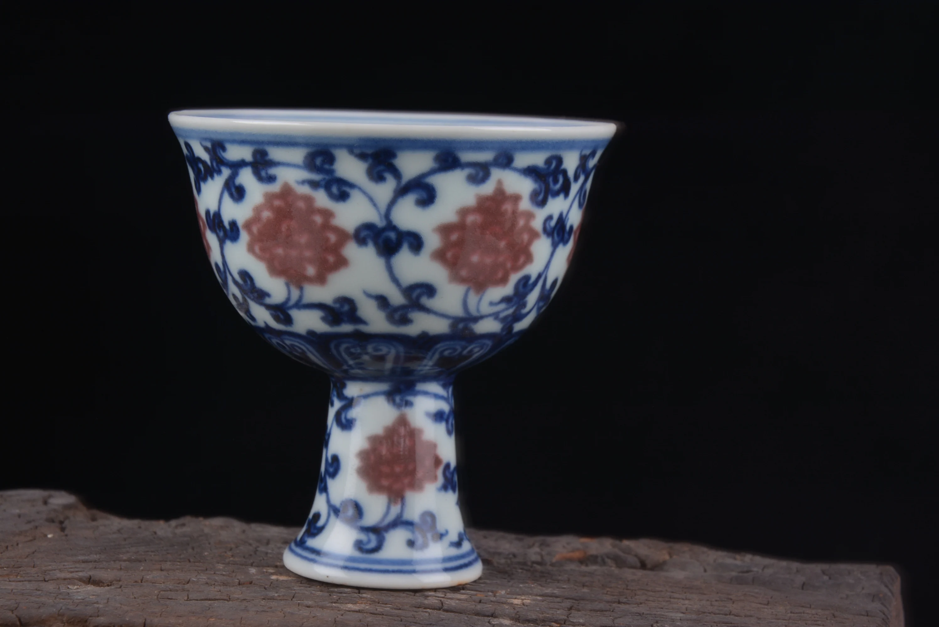 Ming Dynasty Xuande blue and white under-glaze red floral pattern goblet antique porcelain
Ming Dynasty Xuande blue and white under-glaze red floral pattern goblet antique porcelain