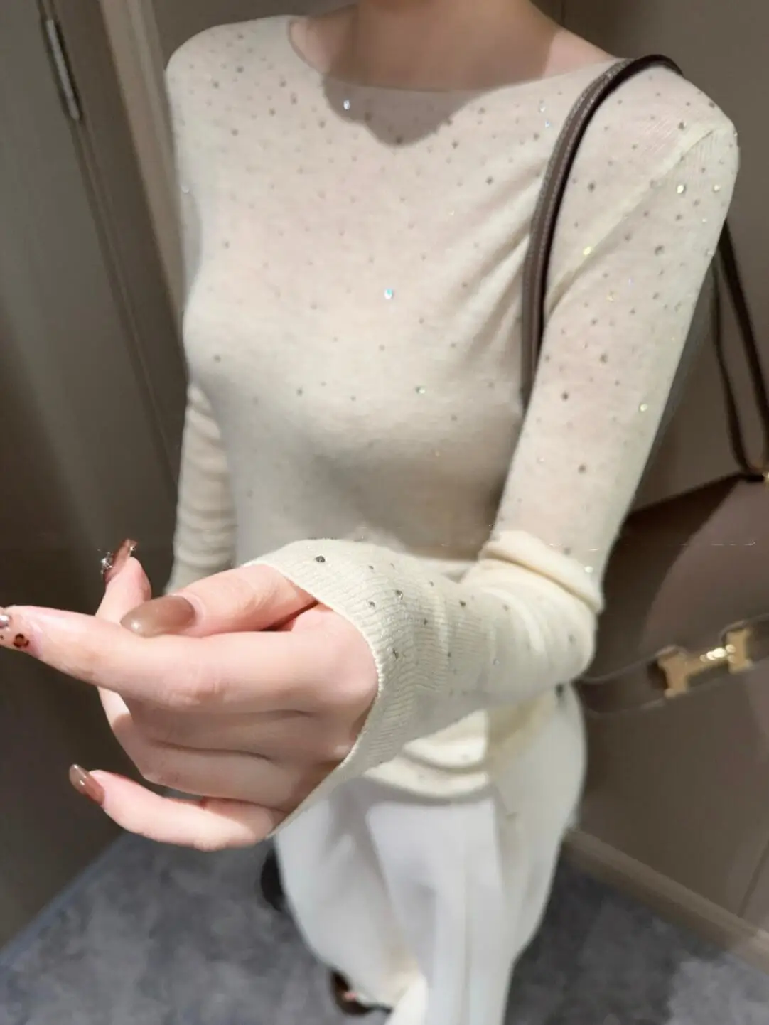 White Heavyweight Rhinestone Knitted Base irt Women's Slim Fit Inner Wear Unique Beautiful Top for Autumn Winter
White Heavyweight Rhinestone Knitted Base irt Women's Slim Fit Inner Wear Unique Beautiful Top for Autumn Winter