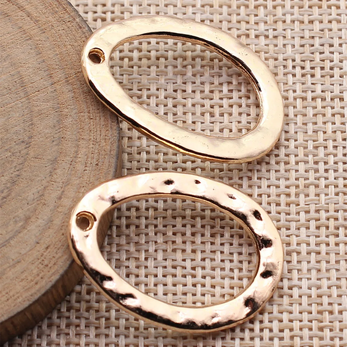 20pcs 31x22mm(1.22x0.87inch) 2 Colors Antique Silver Color KC Gold Color Hammered Oval Circle Charms Pendants
20pcs 31x22mm(1.22x0.87inch) 2 Colors Antique Silver Color KC Gold Color Hammered Oval Circle Charms Pendants