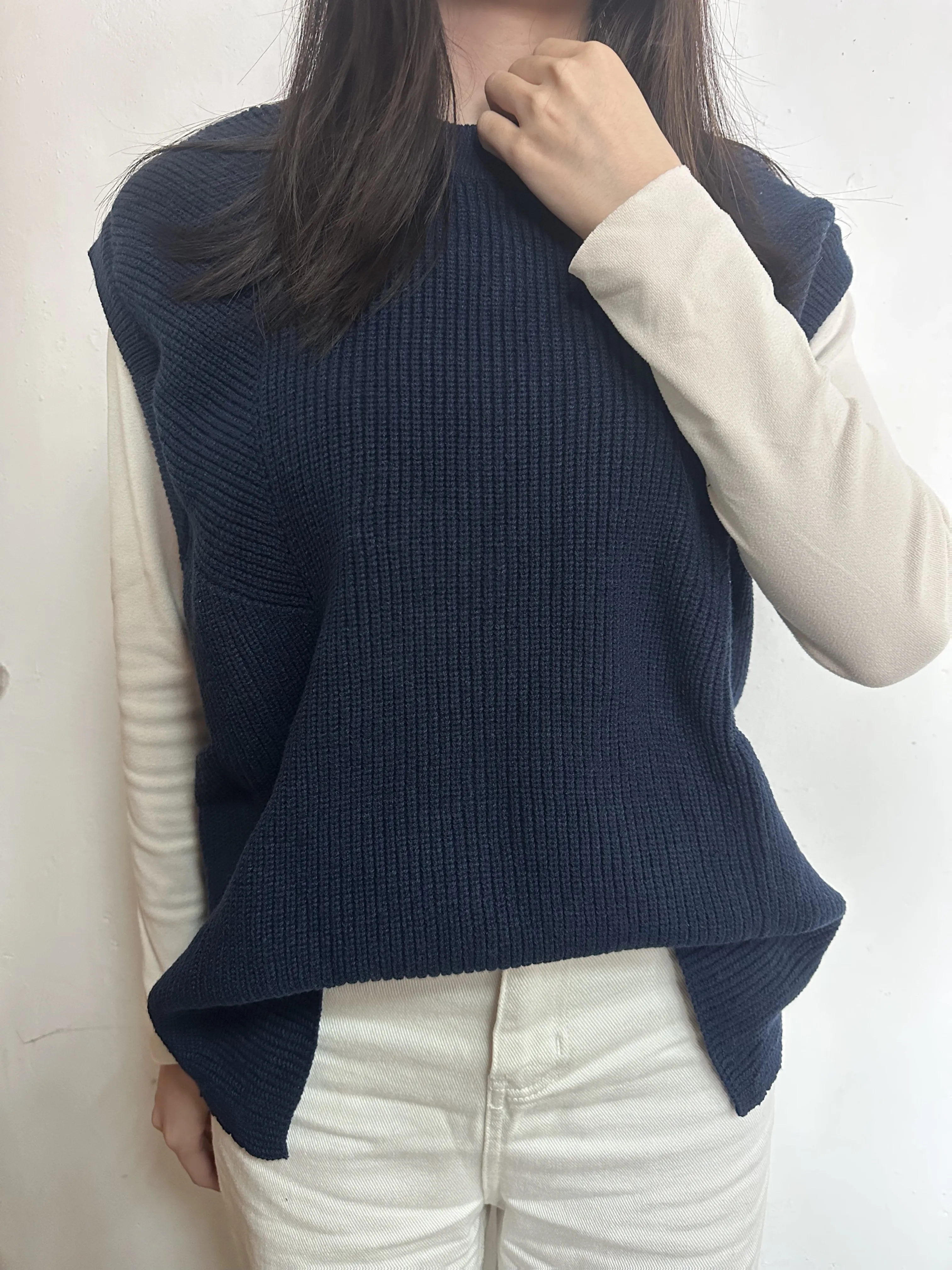 Women's plus size thin cut left and right slit button knitted vest, suitable for elegant casual wear in spring and summer
Women's plus size thin cut left and right slit button knitted vest, suitable for elegant casual wear in spring and summer