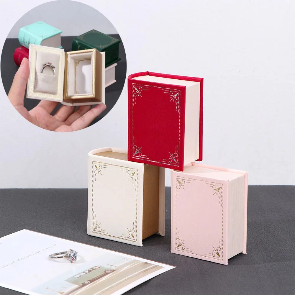 Креативная коробка для колец в форме книги, магнитная подарочная коробка для ювелирных изделий с откидной крышкой, упаковочная коробка для колец из искусственной кожи с фланелевой подкладкой
Креативная коробка для колец в форме книги, магнитная подарочная коробка для ювелирных изделий с откидной крышкой, упаковочная коробка для колец из искусственной кожи с фланелевой подкладкой