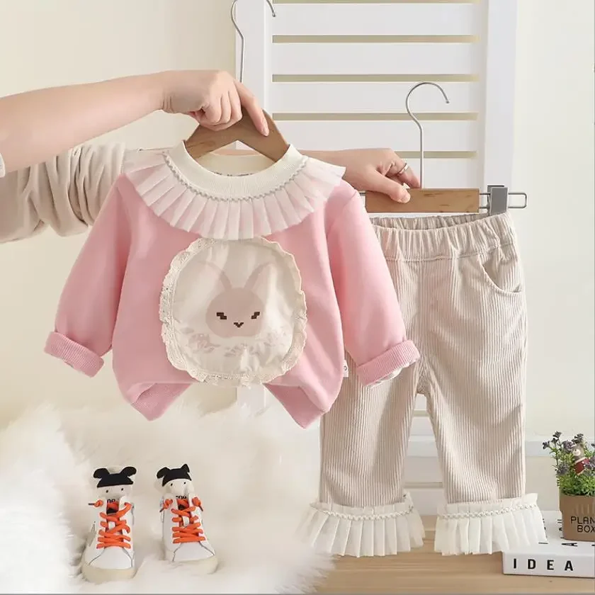 2025 Spring Autumn Girls Outfits Set Designer Cartoon Rabbit Lace Long Sleeve T-shirts Tops And Pants Infant Baby Clothing
2025 Spring Autumn Girls Outfits Set Designer Cartoon Rabbit Lace Long Sleeve T-shirts Tops And Pants Infant Baby Clothing