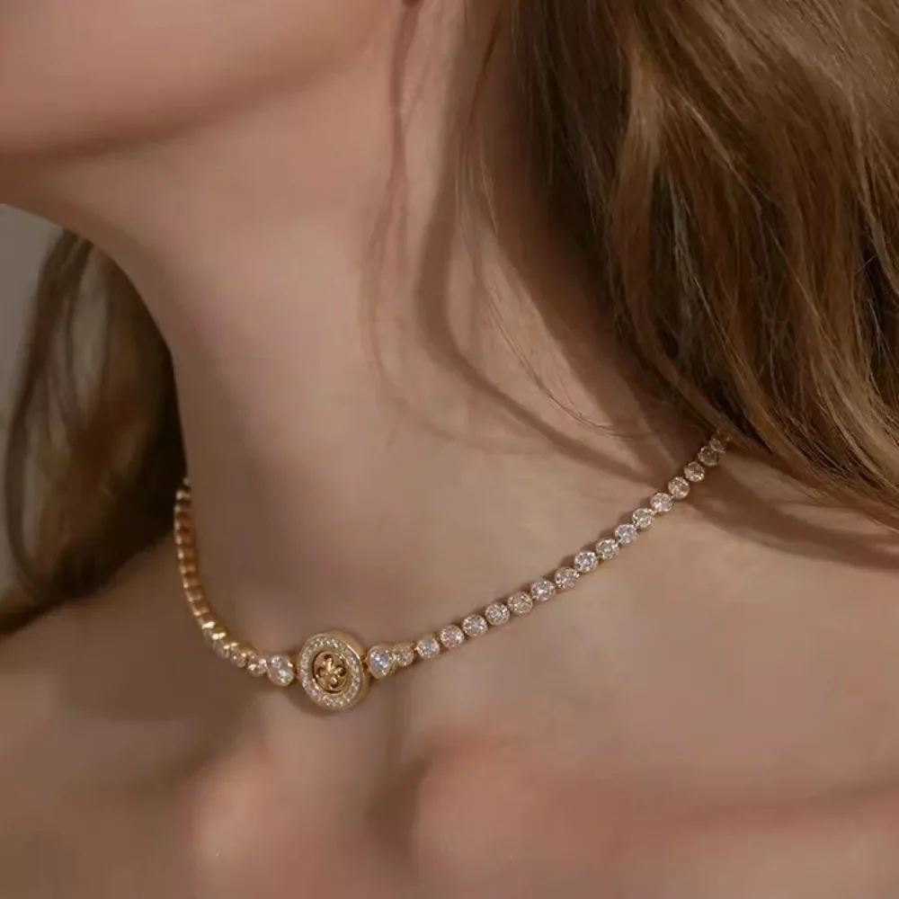 Meilarde style luxury full diamond necklace, earrings and bracelet set, fashionable, niche and trendy with a high-end feel.
Meilarde style luxury full diamond necklace, earrings and bracelet set, fashionable, niche and trendy with a high-end feel.