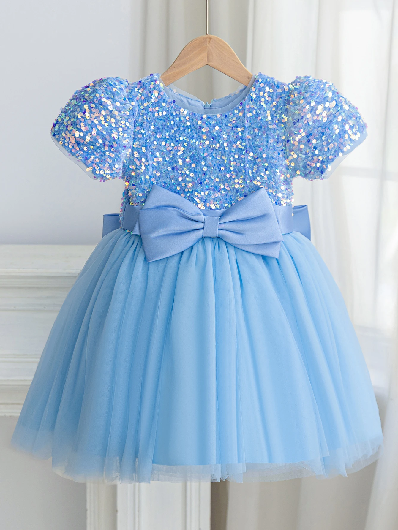 A New Design Of Blue Sequined Dress For A Little Girl Attending A Wedding Party Suitable For Children To Wear Ball Dresses
A New Design Of Blue Sequined Dress For A Little Girl Attending A Wedding Party Suitable For Children To Wear Ball Dresses
