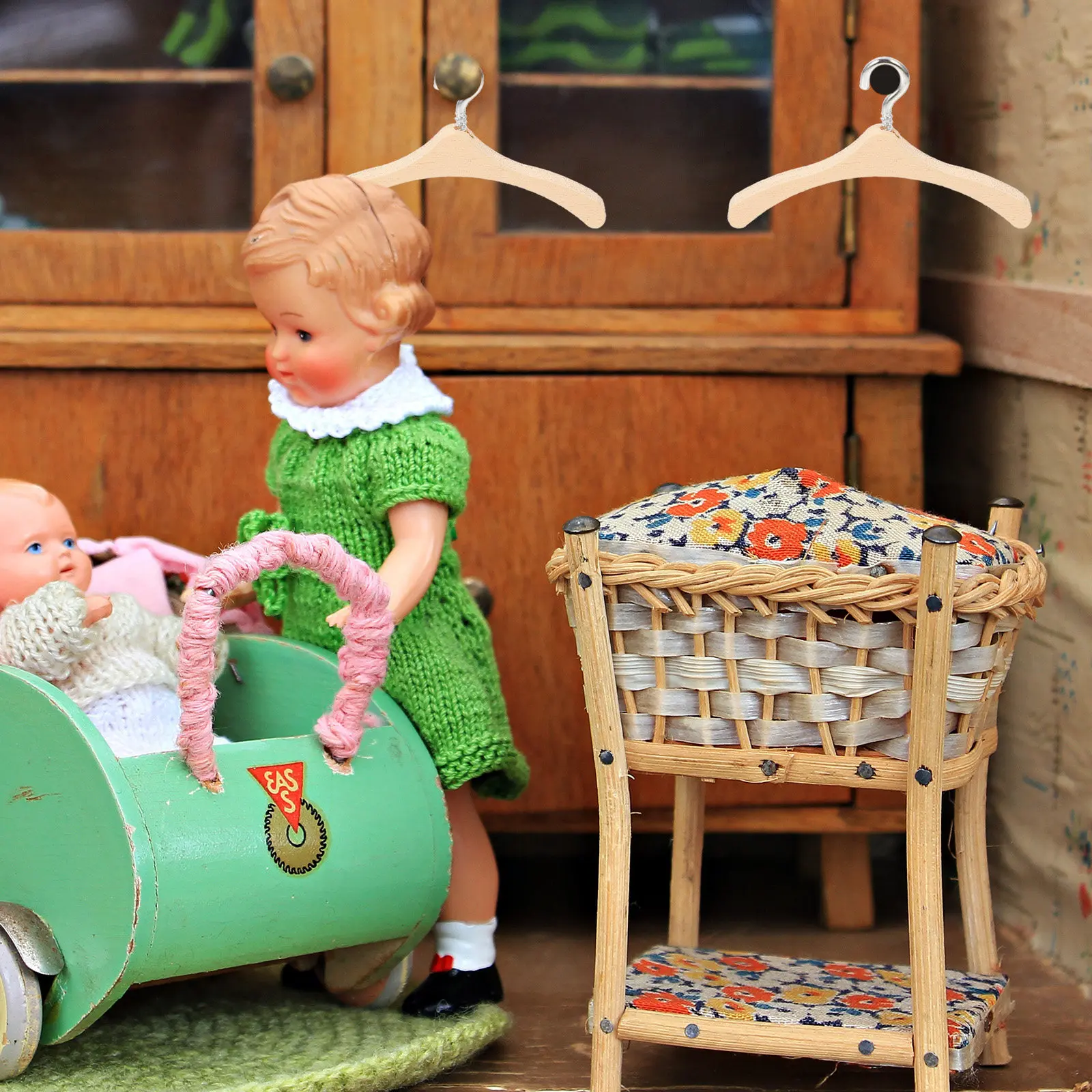 20Pcs Wooden Mini Hangers for Dollhouse Furniture Realistic Hangers Lifelike Dollhouse Miniature Accessories Decor
20Pcs Wooden Mini Hangers for Dollhouse Furniture Realistic Hangers Lifelike Dollhouse Miniature Accessories Decor