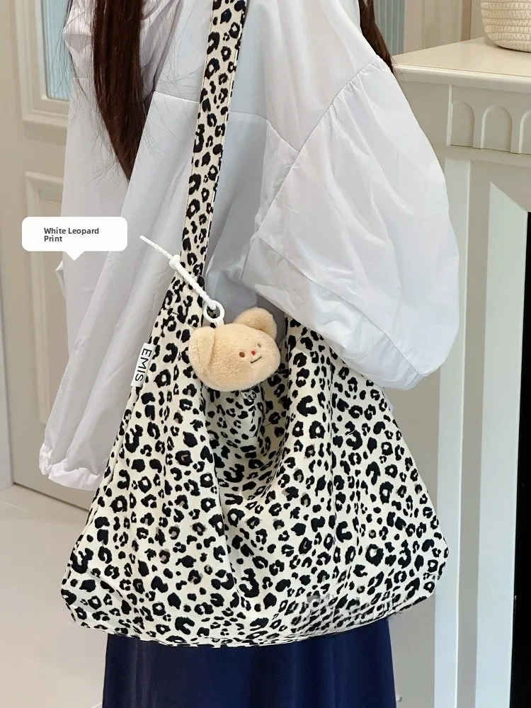 Floral Casual Canvas Bag Large Capaci Women's Bag Japanese INS Lightweight Crossbody Bag Student Commuting Single oulder Bag
Floral Casual Canvas Bag Large Capaci Women's Bag Japanese INS Lightweight Crossbody Bag Student Commuting Single oulder Bag