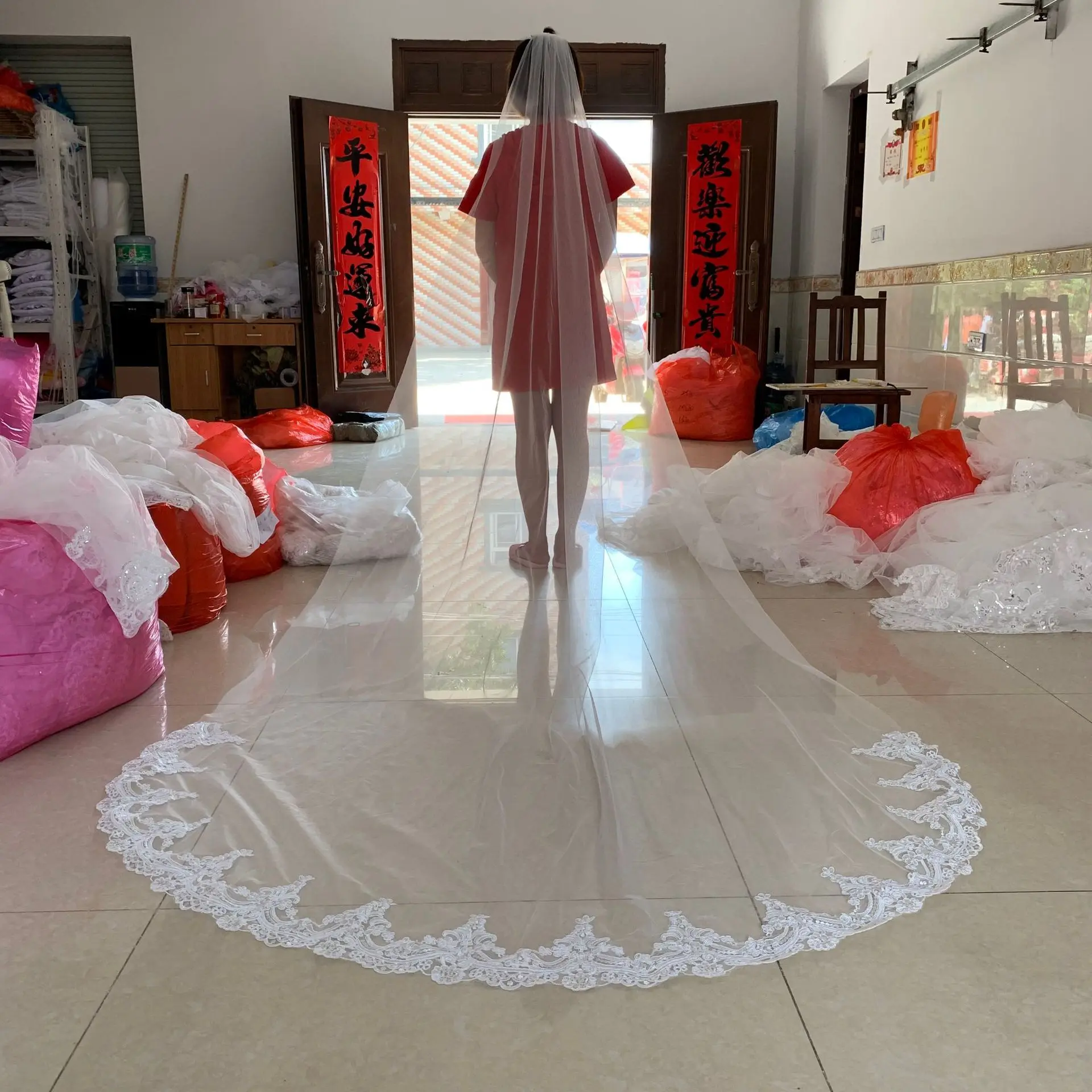 White Ivory 3Meters Long Cathedral Bridal Veil with Comb Lace Floral Appliques Edge Elegant Wedding Veil
White Ivory 3Meters Long Cathedral Bridal Veil with Comb Lace Floral Appliques Edge Elegant Wedding Veil