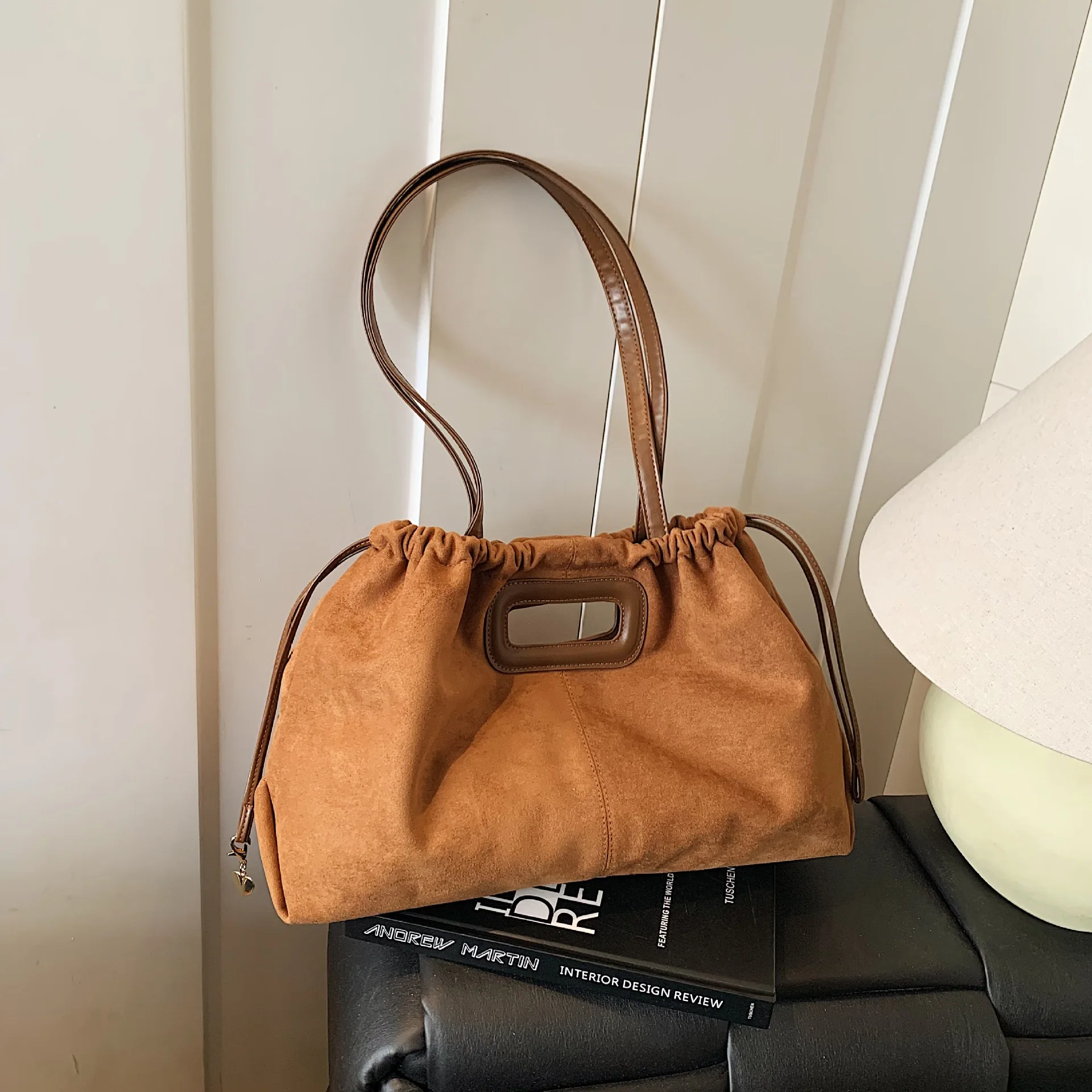 Минималистичная женская сумка через плечо 2025 года, просторная сумка в винтажном стиле, универсальная сумка большой вместимости для ежедневных поездок и работы
Минималистичная женская сумка через плечо 2025 года, просторная сумка в винтажном стиле, универсальная сумка большой вместимости для ежедневных поездок и работы