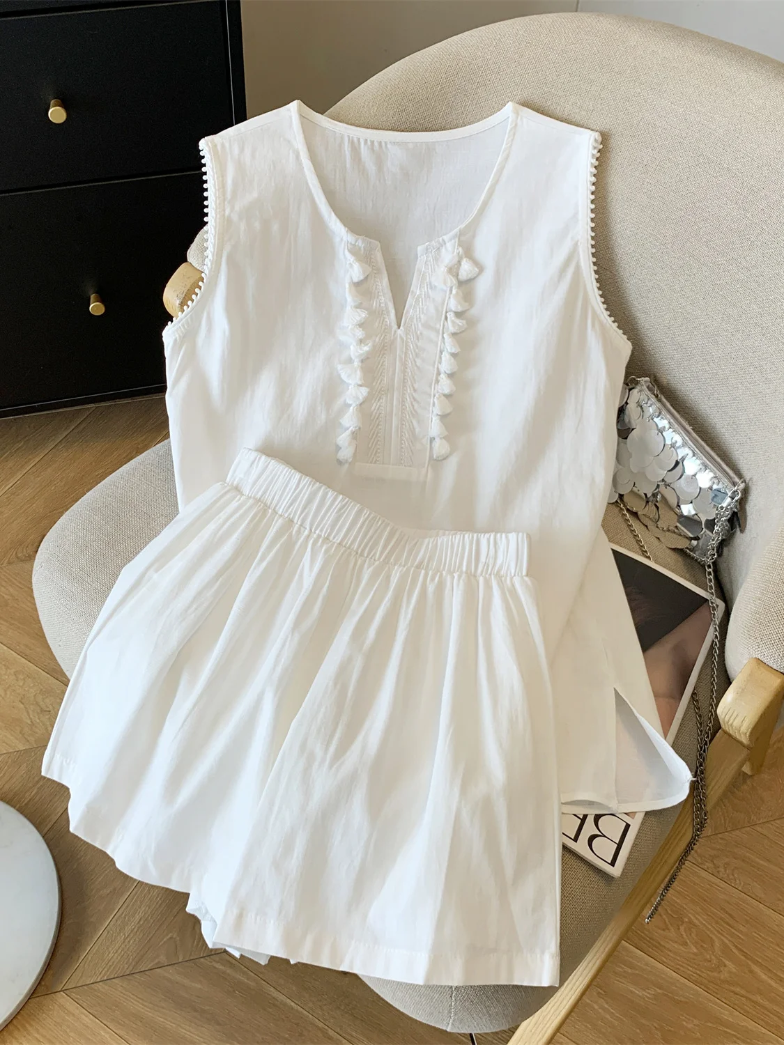 Elegant Cotton Linen Vest Top Set Women's Summer Fashion Casual High Waist Shorts V-Neck Tassel Trim Loose Fit Breathable
Elegant Cotton Linen Vest Top Set Women's Summer Fashion Casual High Waist Shorts V-Neck Tassel Trim Loose Fit Breathable
