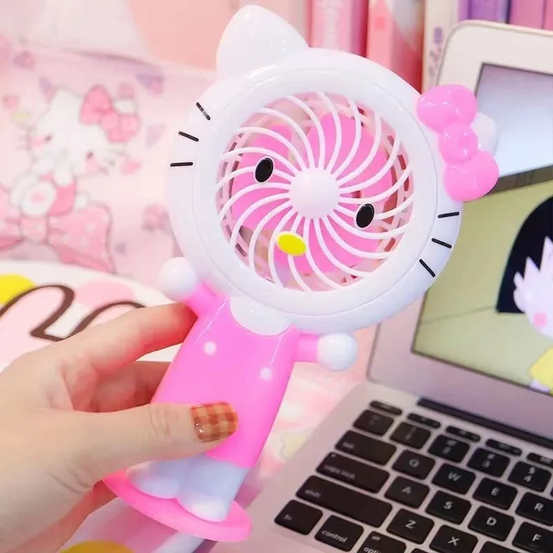 Милый мультяшный ручной мини-вентилятор Sanrio Hello Kitty 2 в 1, вентилятор со светодиодной подсветкой, USB, перезаряжаемый портативный маленький вентилятор
Милый мультяшный ручной мини-вентилятор Sanrio Hello Kitty 2 в 1, вентилятор со светодиодной подсветкой, USB, перезаряжаемый портативный маленький вентилятор