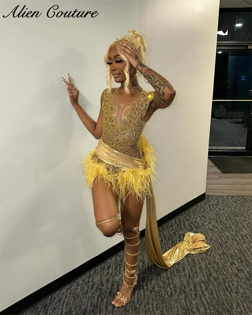 New Design Gold Beads Short Prom Dress For Black Girls Birthday Dress Feathers Cocktail Gown Vestidos Leather Train Customized
New Design Gold Beads Short Prom Dress For Black Girls Birthday Dress Feathers Cocktail Gown Vestidos Leather Train Customized