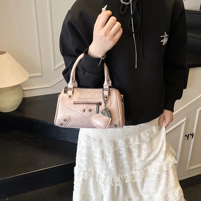 Vintage Leather Shoulder Bag Women - Luxury Designer Handcrafted Crossbody Purse With Antique Buckle, Retro Handbag
Vintage Leather Shoulder Bag Women - Luxury Designer Handcrafted Crossbody Purse With Antique Buckle, Retro Handbag
