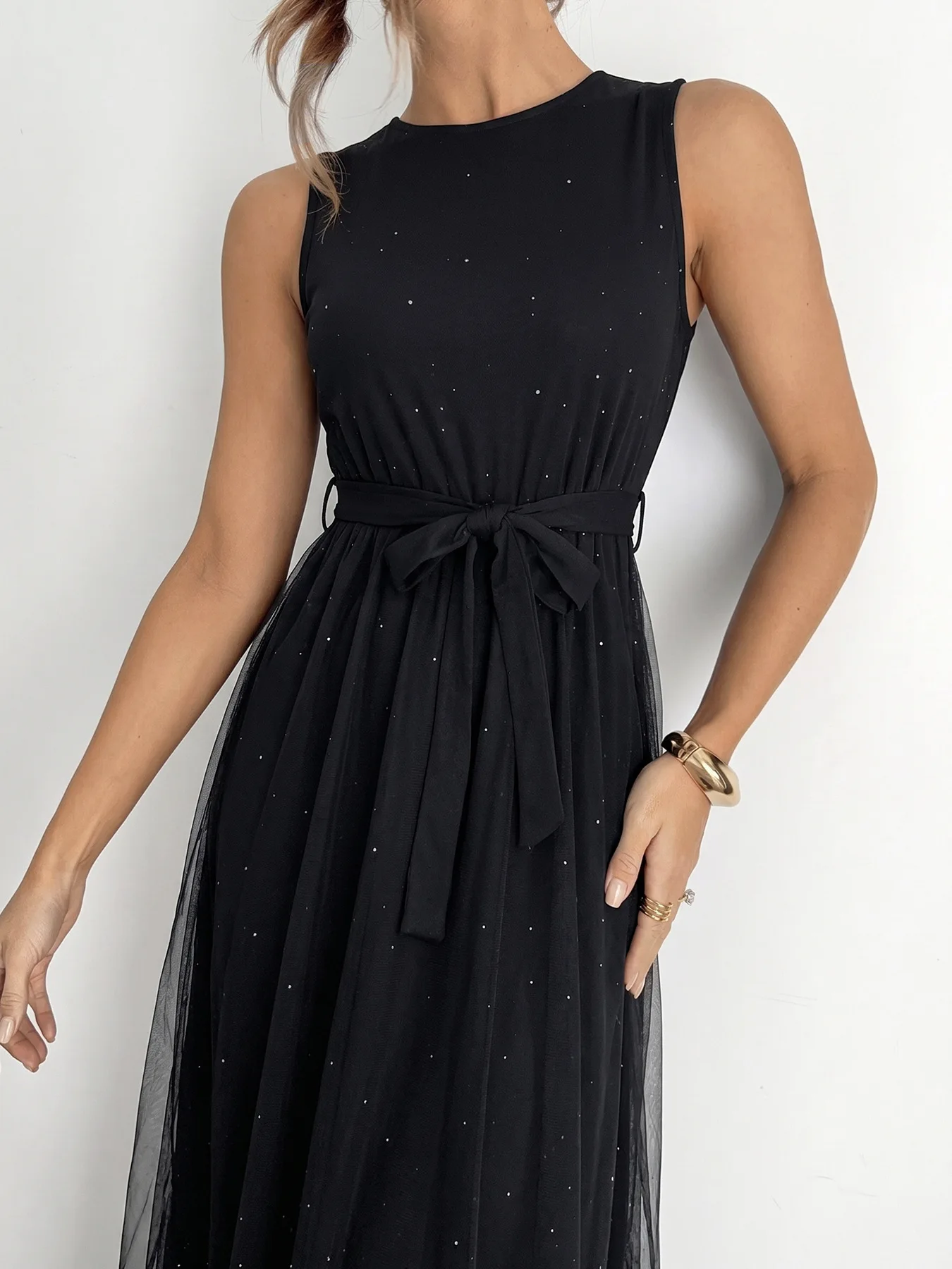 Women's Summer Mesh-Panel Slim Maxi Dress Solid Color Round Neck Sleeveless Lace-Up Dresses for Woman Fashion Casual Party Dress
Women's Summer Mesh-Panel Slim Maxi Dress Solid Color Round Neck Sleeveless Lace-Up Dresses for Woman Fashion Casual Party Dress