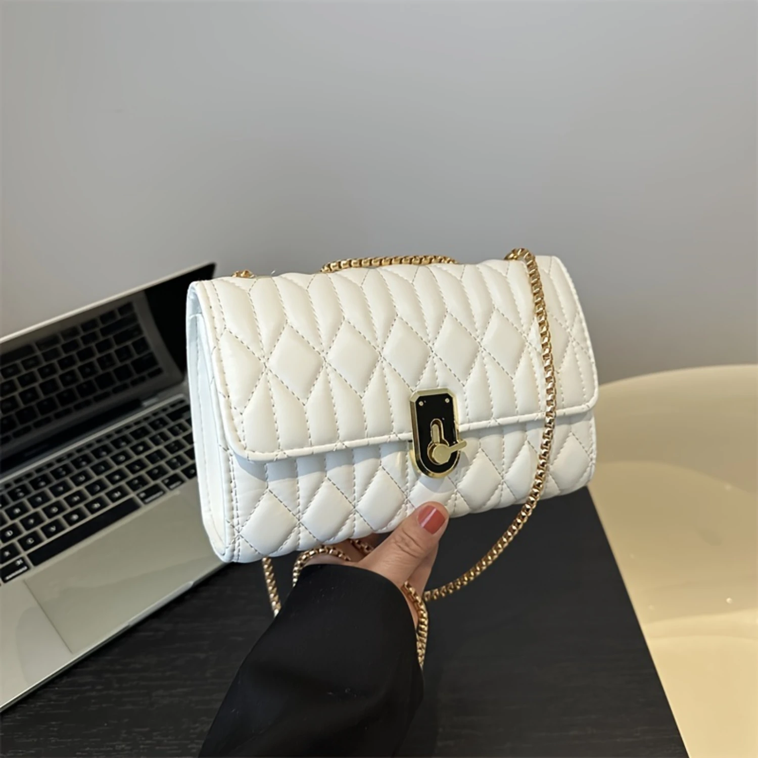 Fashionable Small Chain PU Handbag Square Bag with Round Pattern Quilted Shoulder and Padding - All-Match Style for School Pouch
Fashionable Small Chain PU Handbag Square Bag with Round Pattern Quilted Shoulder and Padding - All-Match Style for School Pouch