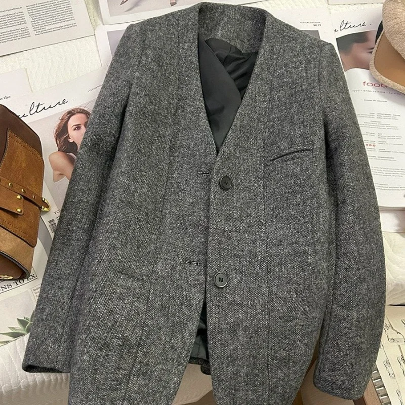 Dark Gray Woolen Suit Jacket For Women 2025 New Autumn And Winter V-Neck Korean Socialite High-End Suit
Dark Gray Woolen Suit Jacket For Women 2025 New Autumn And Winter V-Neck Korean Socialite High-End Suit
