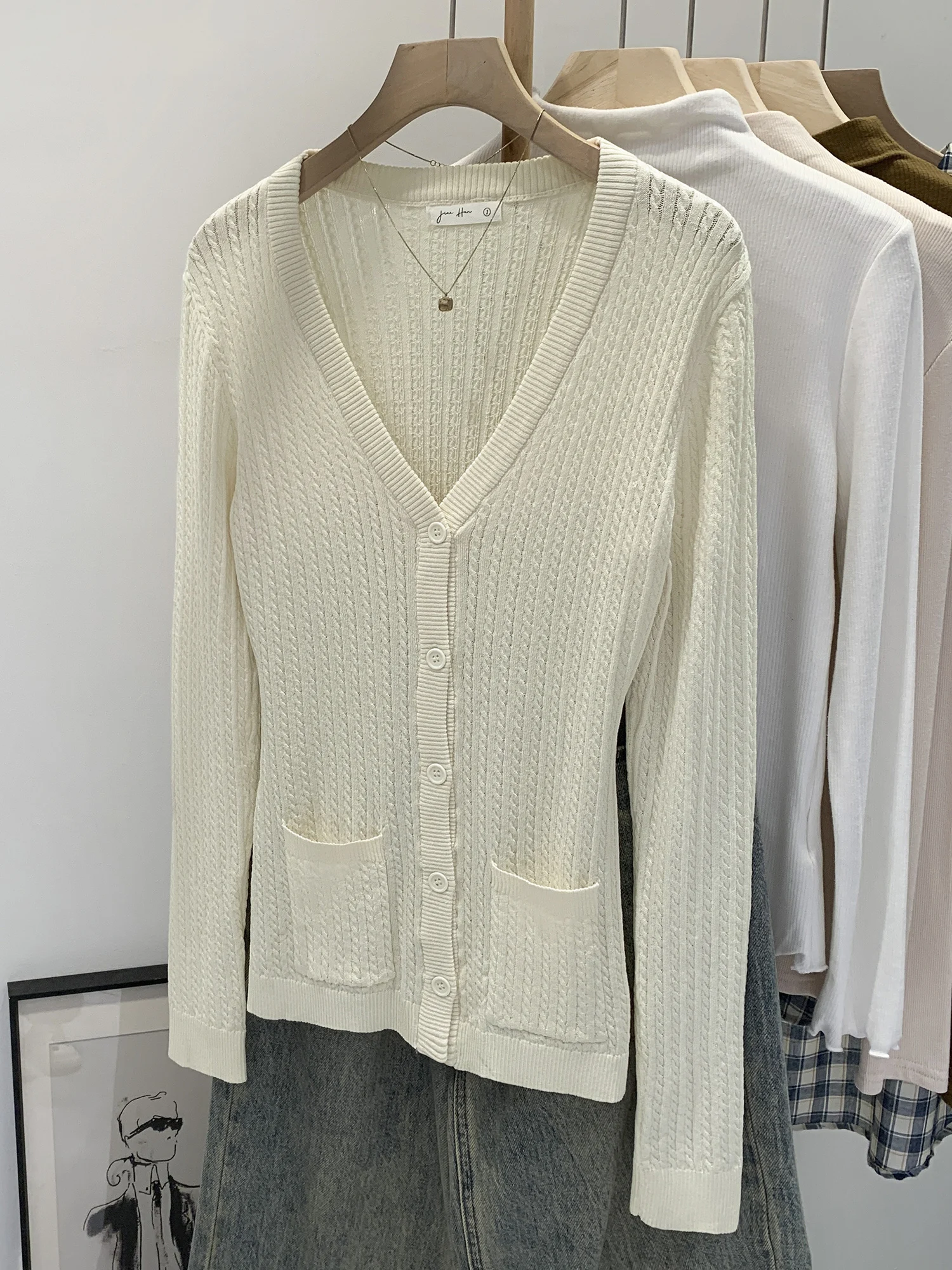 Early Autumn Women's Knitted Long Sleeve V-Neck Sweater Coat Casual Style Ice Silk Fiber Material Comfortable Fit Daily Wear
Early Autumn Women's Knitted Long Sleeve V-Neck Sweater Coat Casual Style Ice Silk Fiber Material Comfortable Fit Daily Wear