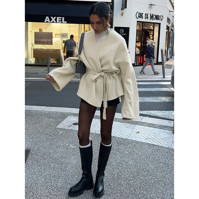 Новая женская куртка на осень-зиму 2026: элегантное пальто с V-образным вырезом, длинными рукавами, модное однотонное флисовое пальто с завязками и поясом, уличная верхняя одежда
Новая женская куртка на осень-зиму 2026: элегантное пальто с V-образным вырезом, длинными рукавами, модное однотонное флисовое пальто с завязками и поясом, уличная верхняя одежда