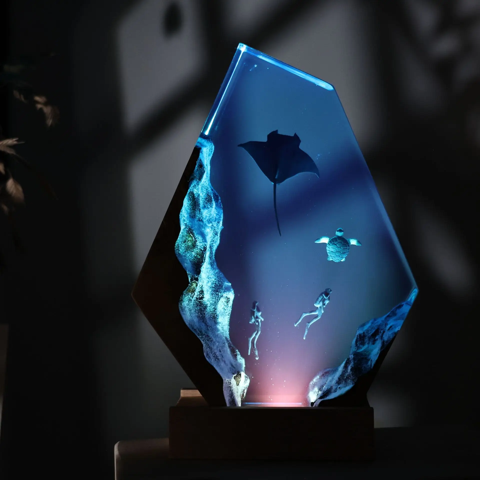 Underwater World Ocean Art Home Decoration Crafts Cave Manta Fish Diver Solid Wood Resin Desktop Ornament Gift
Underwater World Ocean Art Home Decoration Crafts Cave Manta Fish Diver Solid Wood Resin Desktop Ornament Gift