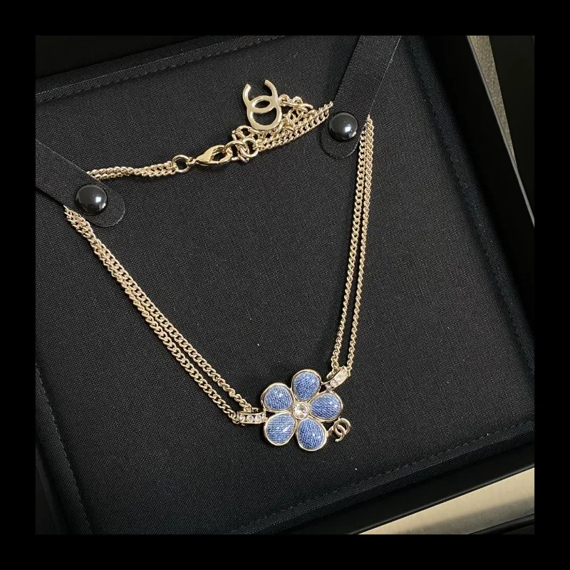 26C Correct High Version C Home Small Fragrance Blue Petal Necklace Light Luxury Blue Denim Flower Letter Pendant Necklace
26C Correct High Version C Home Small Fragrance Blue Petal Necklace Light Luxury Blue Denim Flower Letter Pendant Necklace