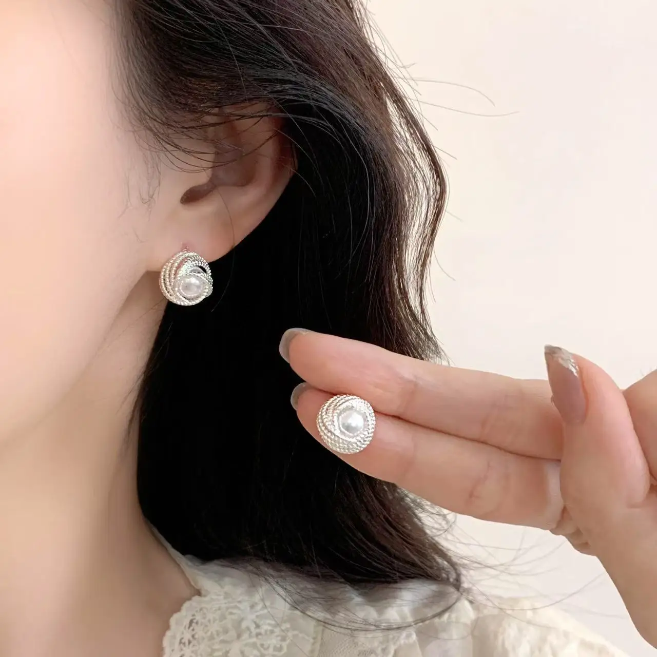 Unusual Ball Wrapped Around Pearl Stud Earrings 2025 New Popular Earring For Women's Light Luxury Party Jewelry Accessories Gift
Unusual Ball Wrapped Around Pearl Stud Earrings 2025 New Popular Earring For Women's Light Luxury Party Jewelry Accessories Gift