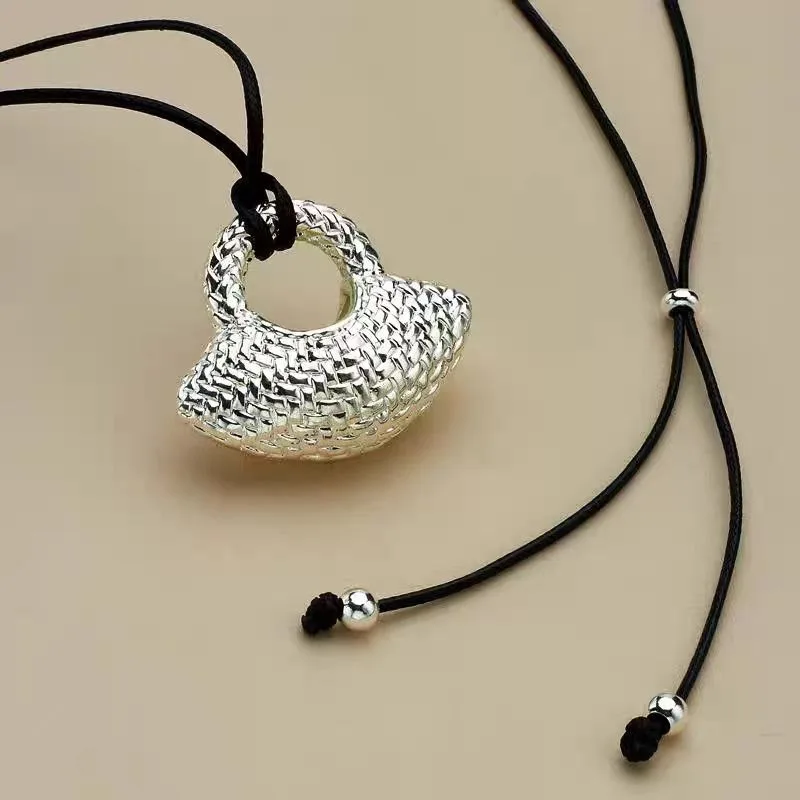 Woven Bag Shape, Pendant, Sweater Chain, Necklace, Autumn and Winter Women's High-end Item Jewelry, Light Luxury Niche Accessori
Woven Bag Shape, Pendant, Sweater Chain, Necklace, Autumn and Winter Women's High-end Item Jewelry, Light Luxury Niche Accessori