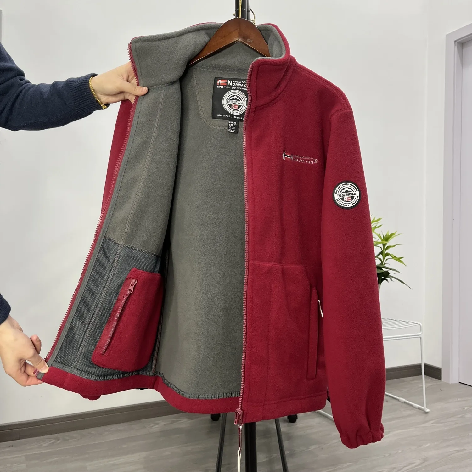 New Winter Wool Jacket Men's Mountaineering Double Layer Thickened Pocket Jacket Outdoor High Neck Windproof Skiing Sweater Coat
New Winter Wool Jacket Men's Mountaineering Double Layer Thickened Pocket Jacket Outdoor High Neck Windproof Skiing Sweater Coat