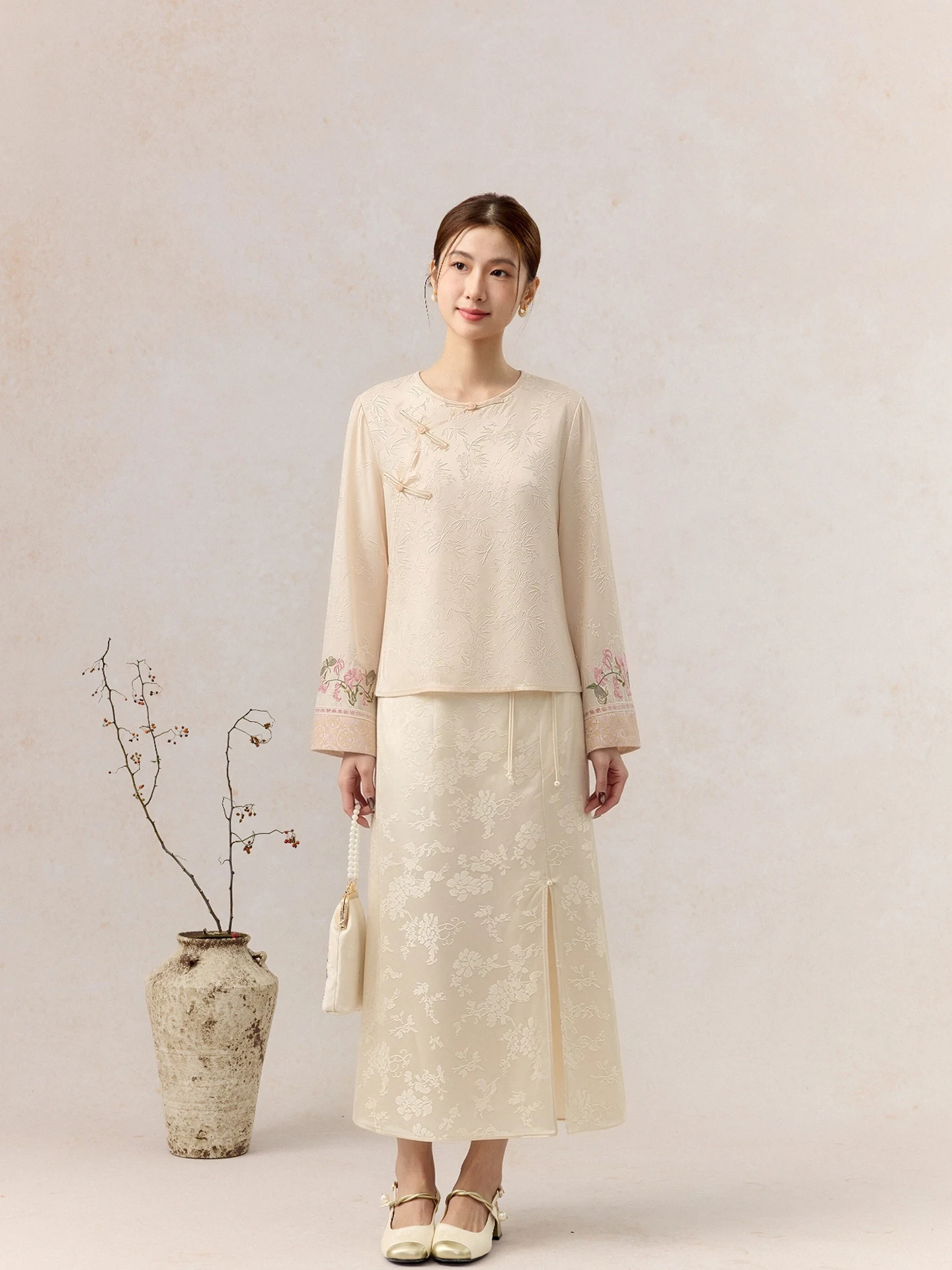 New Chinese Style Two-Piece Set Women's Summer Floral Embroidery Top Shirt Half Skirt Fashionable Mid-Year Collection
New Chinese Style Two-Piece Set Women's Summer Floral Embroidery Top Shirt Half Skirt Fashionable Mid-Year Collection