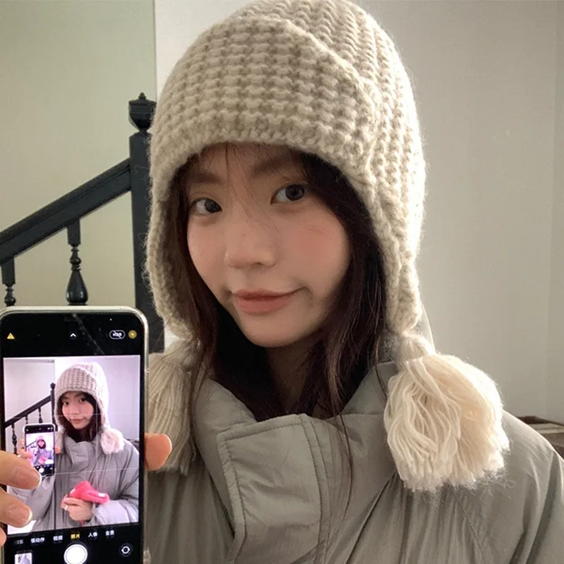 Корейский однотонный пуловер с кисточками и косой, вязаная шапка, зимняя уличная теплая шапка с отбортовкой для защиты ушей, летные шапки-бомберы для женщин 
Корейский однотонный пуловер с кисточками и косой, вязаная шапка, зимняя уличная теплая шапка с отбортовкой для защиты ушей, летные шапки-бомберы для женщин