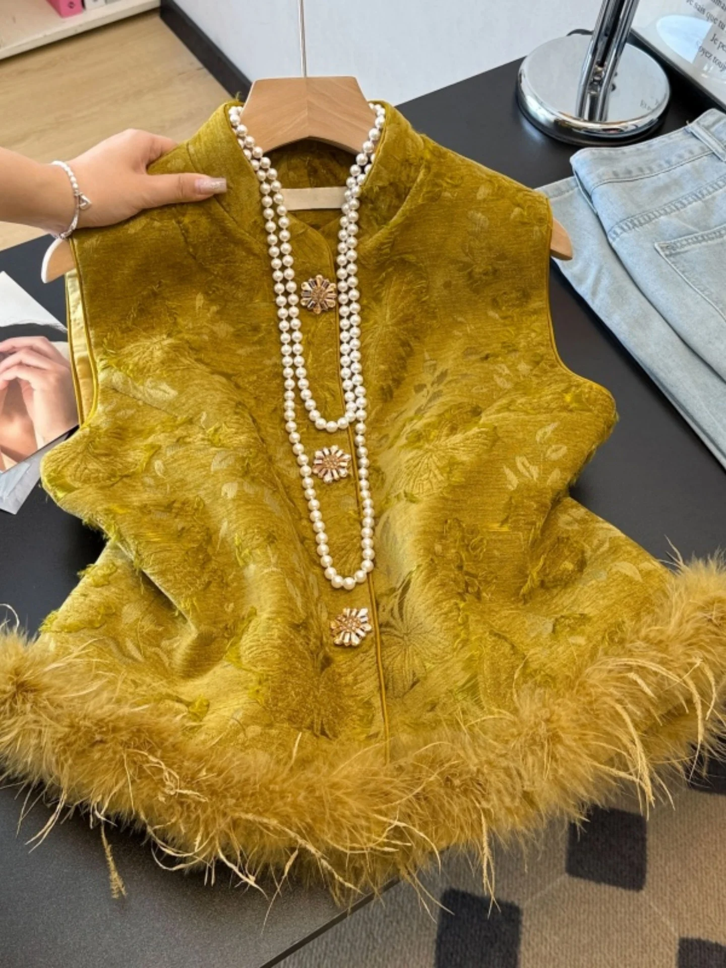 Новая женская верхняя одежда в китайском стиле, стеганый жилет с перьями и вышивкой, осень-зима, воротник-стойка, застежка на одной пуговице
Новая женская верхняя одежда в китайском стиле, стеганый жилет с перьями и вышивкой, осень-зима, воротник-стойка, застежка на одной пуговице