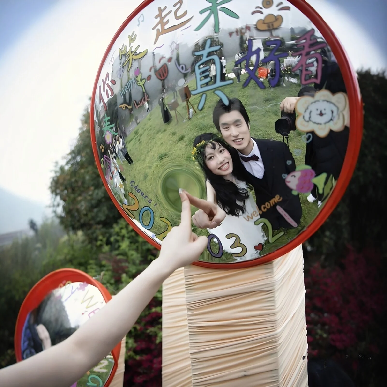 Wedding Preparation Essential DIY Painted Convex And Concave Mirror Photo Prop Decoration Exceedingly Photogenic Fun
Wedding Preparation Essential DIY Painted Convex And Concave Mirror Photo Prop Decoration Exceedingly Photogenic Fun