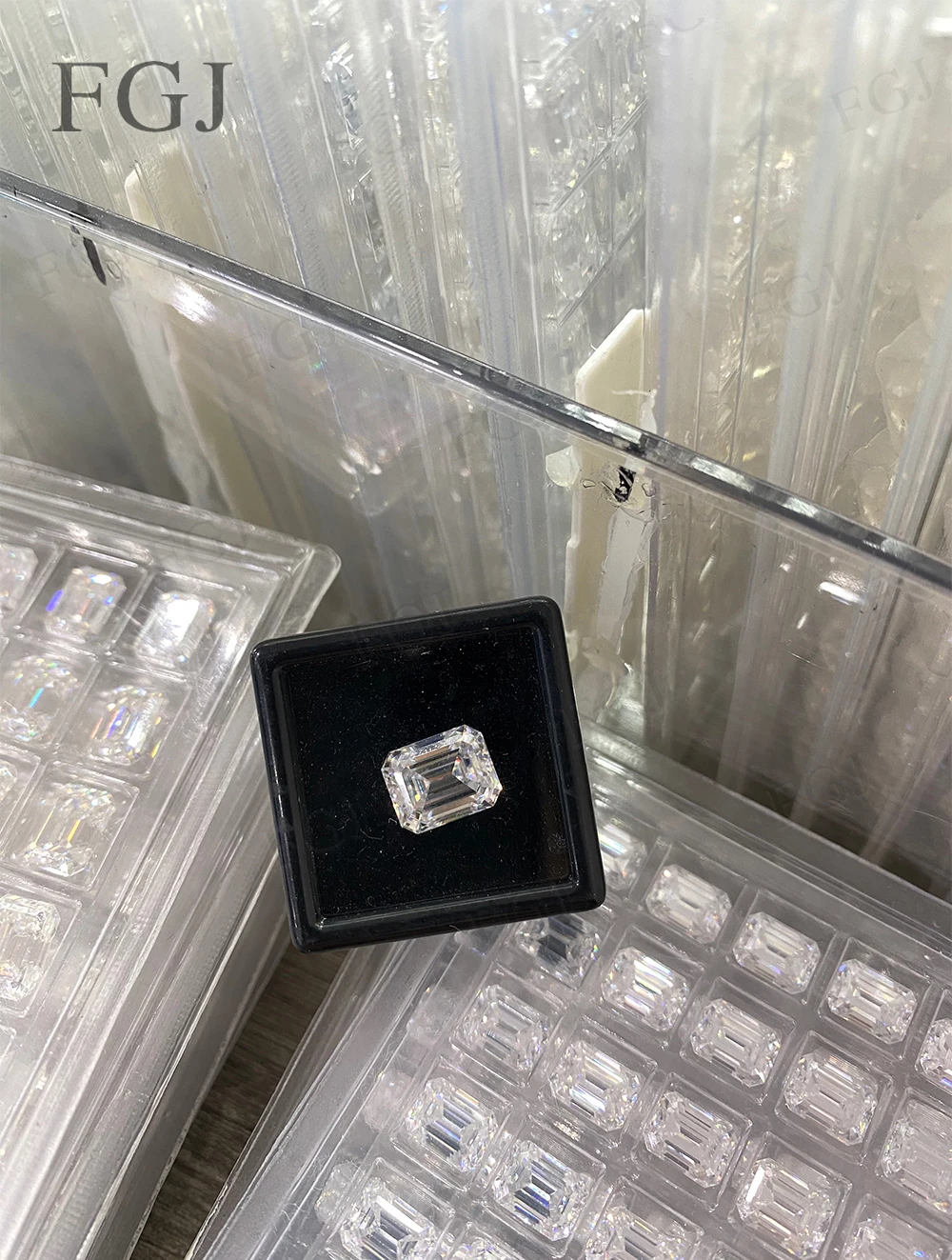 Moissanite Gemstone Emerald Cut Loose Diamond Stone VVS1 D White Beads Jewelry Making Engagement /Wedding Charms DIY Materials
Moissanite Gemstone Emerald Cut Loose Diamond Stone VVS1 D White Beads Jewelry Making Engagement /Wedding Charms DIY Materials