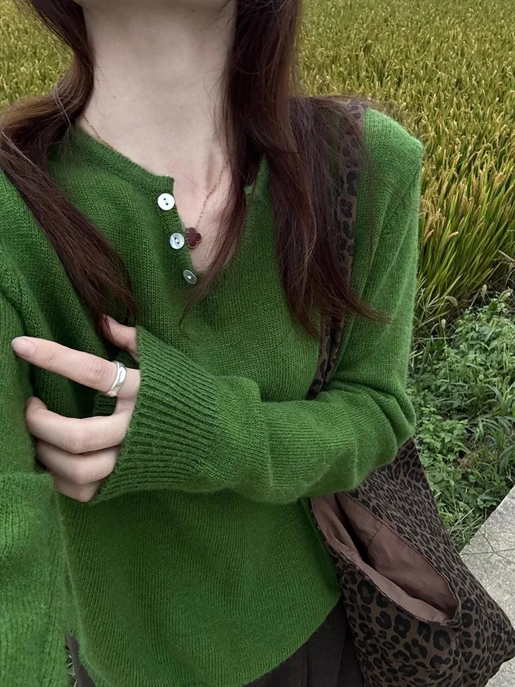 Korean Sle een Soft V-Ne Long Sve Women's Knitted Sweater ort Design Base irt Autumn Winter Warm Top
Korean Sle een Soft V-Ne Long Sve Women's Knitted Sweater ort Design Base irt Autumn Winter Warm Top