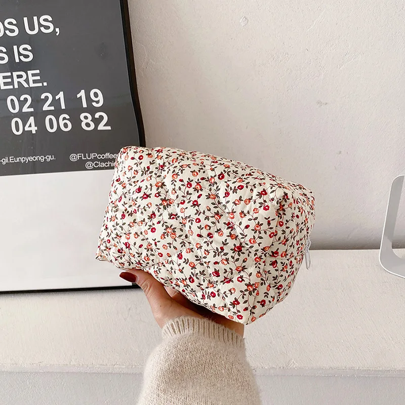 Простой чехол для макияжа с цветочным принтом для девочек, шикарная косметичка с милым цветком, большая вместительная портативная сумка для хранения из хлопчатобумажной ткани
Простой чехол для макияжа с цветочным принтом для девочек, шикарная косметичка с милым цветком, большая вместительная портативная сумка для хранения из хлопчатобумажной ткани