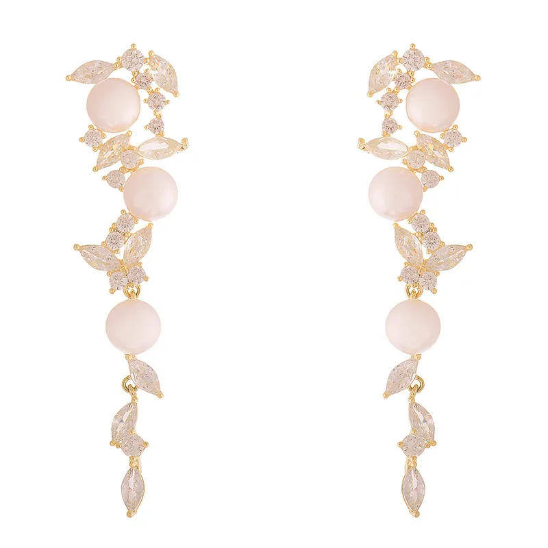 Zircon pearl fringed earrings, silver needles, unique niche long models, high-end sense, light luxury temperament 2024 new women
Zircon pearl fringed earrings, silver needles, unique niche long models, high-end sense, light luxury temperament 2024 new women