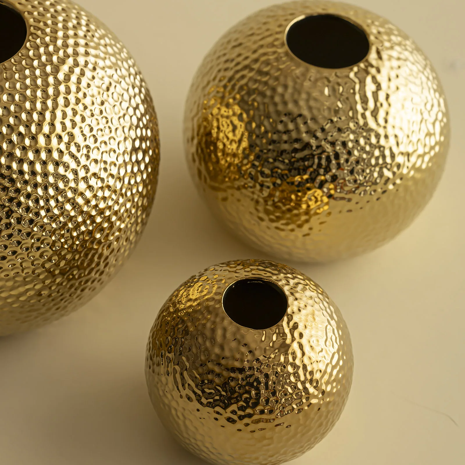 Luxury Hammer Ball Ceramic Vase Dried Flower Flower Arrangement Accessories Gold and Silver Vase Living Room Decoration Vases
Luxury Hammer Ball Ceramic Vase Dried Flower Flower Arrangement Accessories Gold and Silver Vase Living Room Decoration Vases