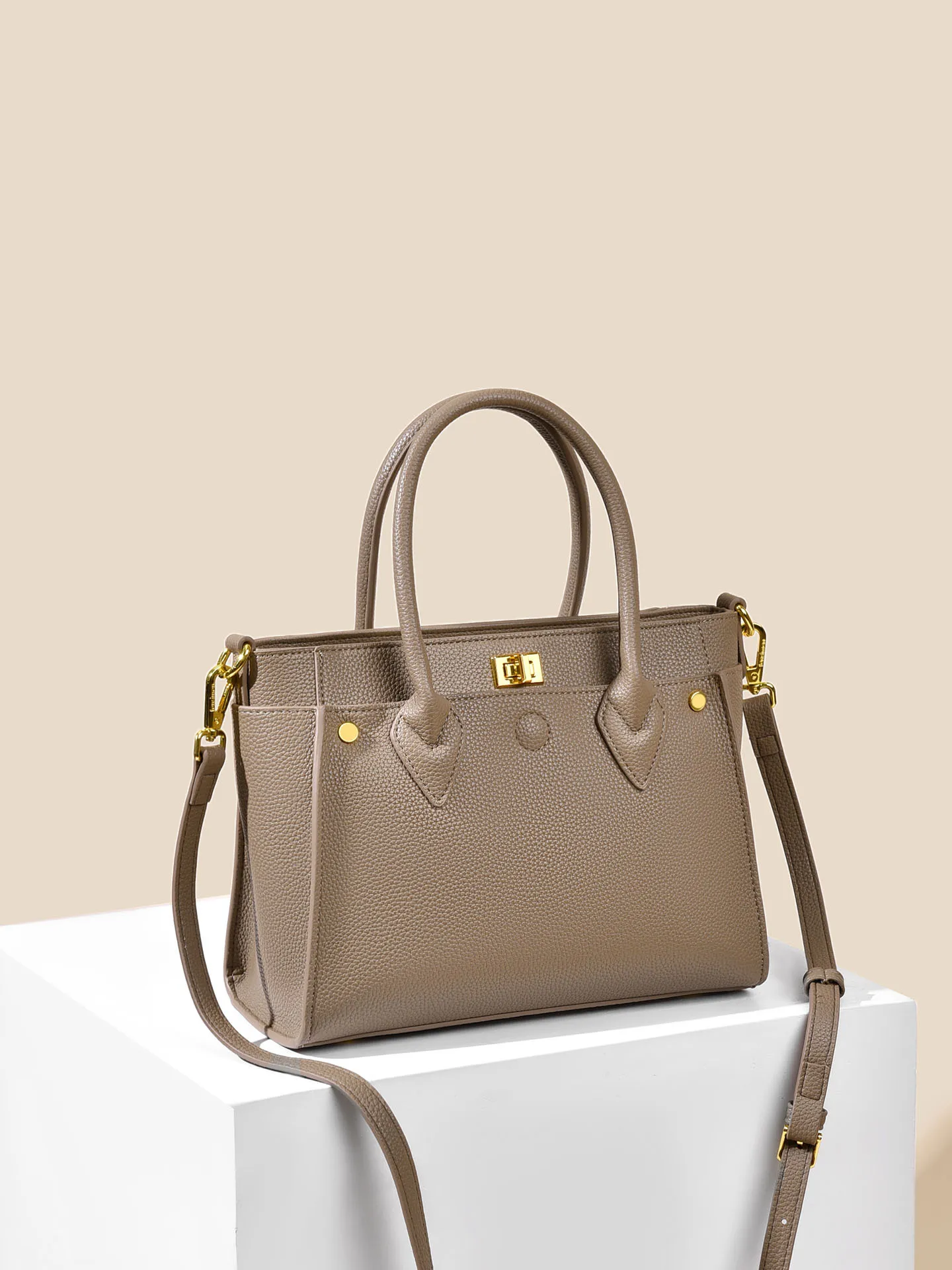 Advanced and versatile new handbag for women with large capacity, fashionable commuting, simple single shoulder crossbody bag fo
Advanced and versatile new handbag for women with large capacity, fashionable commuting, simple single shoulder crossbody bag fo