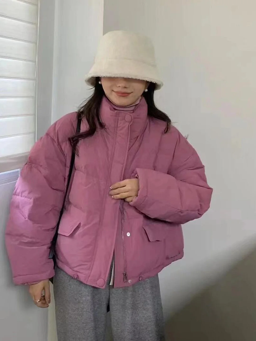Розовая укороченная утепленная хлопковая куртка для женщин, теплая верхняя одежда в корейском стиле, свободный крой, с длинными рукавами, на молнии
Розовая укороченная утепленная хлопковая куртка для женщин, теплая верхняя одежда в корейском стиле, свободный крой, с длинными рукавами, на молнии