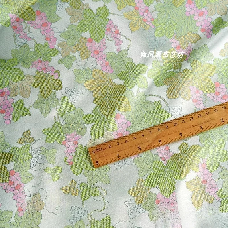 Light green glossy grape pattern woven brocade jacquard fabric sewn cheongsam jacket vest designer silk fabric 
Light green glossy grape pattern woven brocade jacquard fabric sewn cheongsam jacket vest designer silk fabric